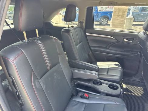 Used 2019 Toyota Highlander SE AWD/4WD image 14