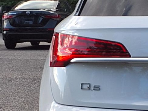 Used 2025 Audi Q5 e Premium Plus w/ Premium Plus Package image 6