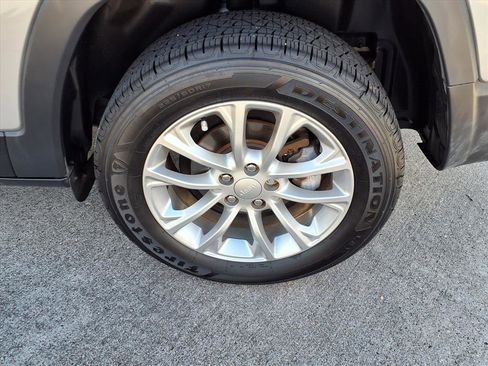 Used 2019 Jeep Cherokee Latitude w/ Popular Appearance Group image 25