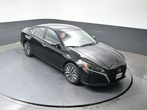 Used 2025 Nissan Altima 2.5 SV FWD image 40