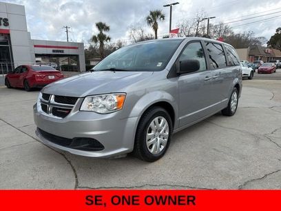 Used 2018 Dodge Grand Caravan SE w/ UConnect Hands-Free Group