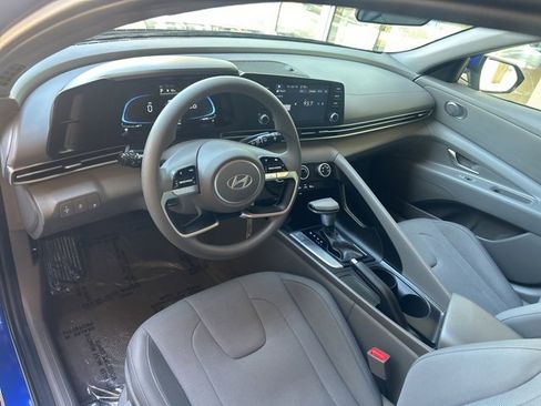 Certified 2025 Hyundai Elantra SE image 15