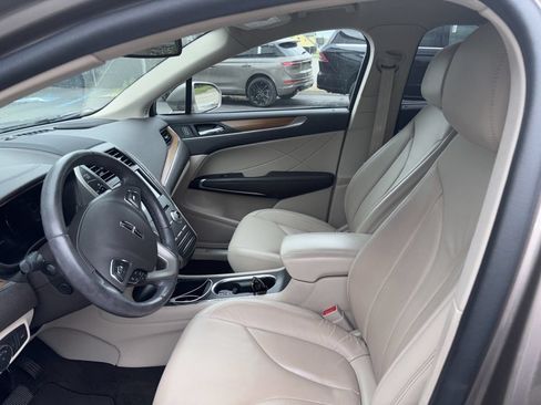 Used 2019 Lincoln MKC Select w/ Select Plus Package AWD/4WD image 9