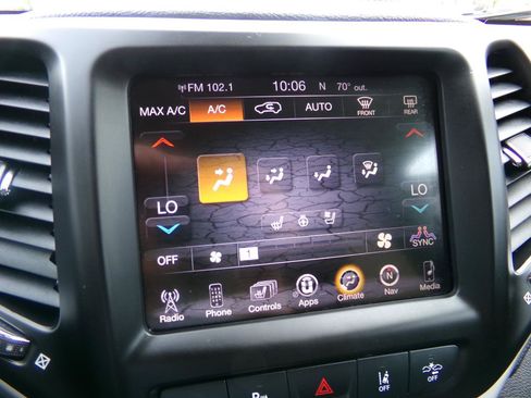 Used 2016 Jeep Cherokee Limited w/ Luxury Group AWD/4WD image 19