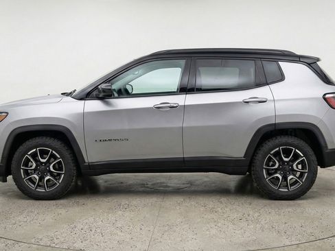 Used 2025 Jeep Compass Trailhawk image 5
