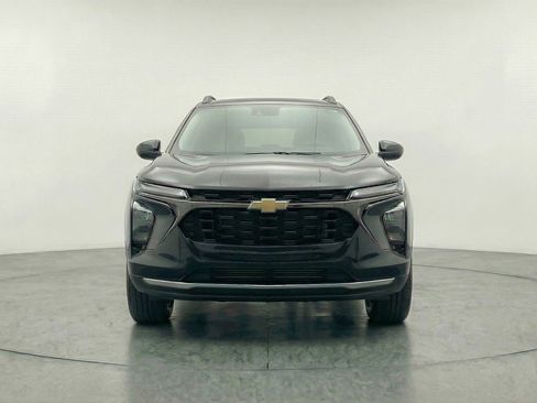 Used 2025 Chevrolet Trax LT image 2