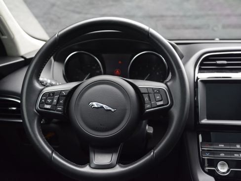 Used 2020 Jaguar F-PACE Premium image 16