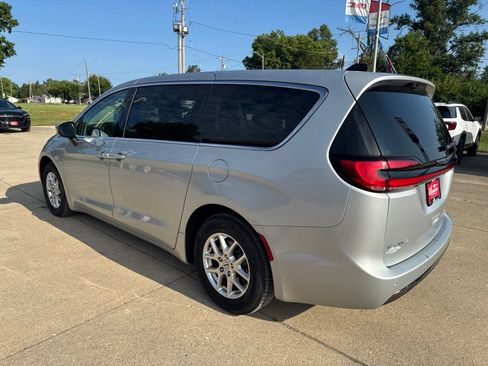Used 2023 Chrysler Pacifica Touring-L FWD image 5