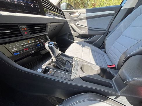 Used 2025 Volkswagen Jetta SE image 41