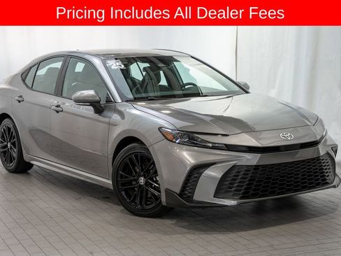 Used 2025 Toyota Camry SE FWD image 1
