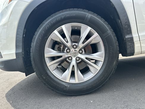 Used 2015 Toyota Highlander XLE FWD image 12