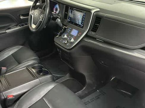 Used 2018 Toyota Sienna SE Premium FWD image 33