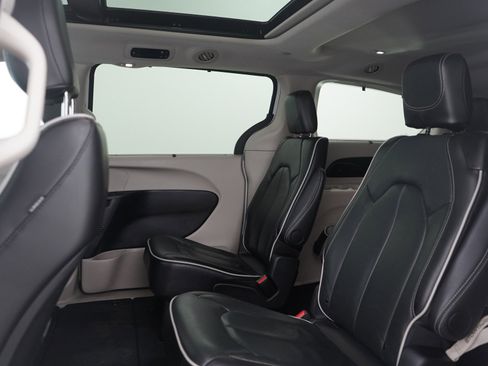 Used 2024 Chrysler Pacifica Limited image 20