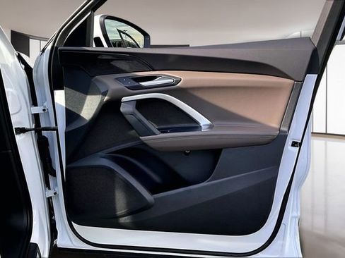 Used 2025 Audi Q5 Premium w/ Convenience Package image 28