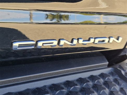 Used 2025 GMC Canyon Denali image 15