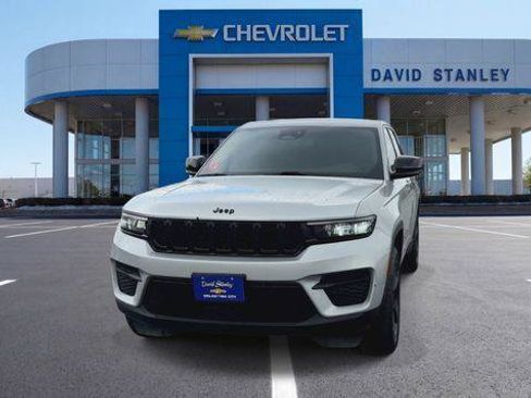Used 2023 Jeep Grand Cherokee Altitude RWD image 3