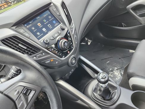 Used 2017 Hyundai Veloster Turbo FWD image 29