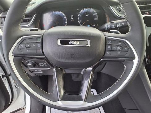 Used 2023 Jeep Grand Cherokee L Laredo image 13