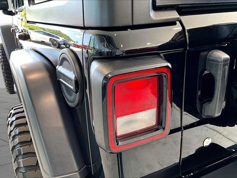 Used 2018 Jeep Wrangler Unlimited Rubicon AWD/4WD image 27