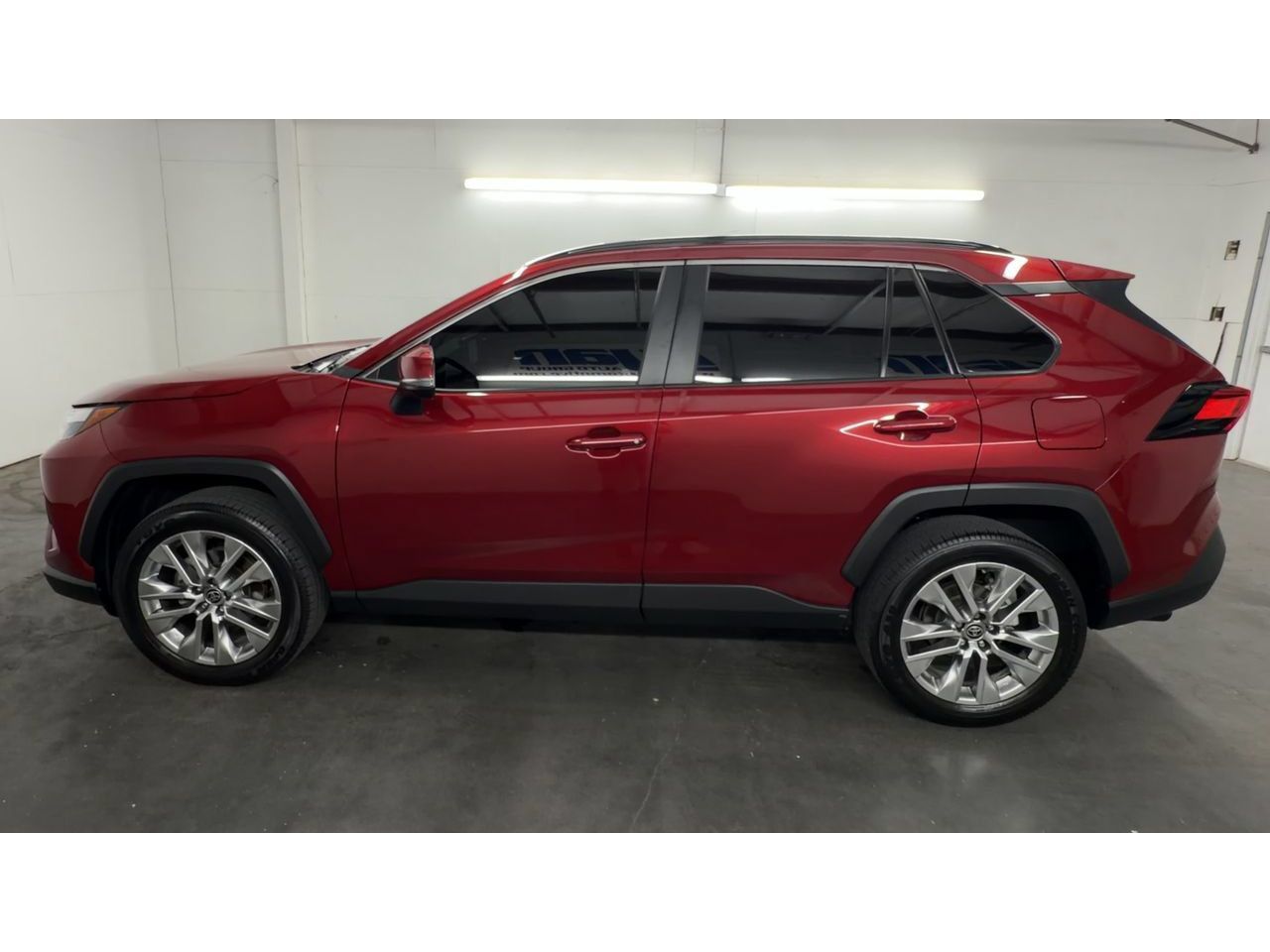 Used 2025 Toyota RAV4 XLE Premium FWD image 5