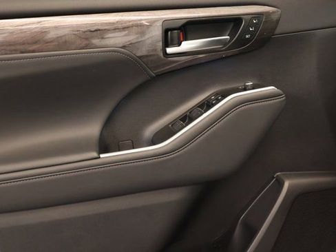 New 2026 Toyota Highlander Platinum image 11