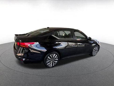 Used 2025 Nissan Altima 2.5 SV FWD image 15