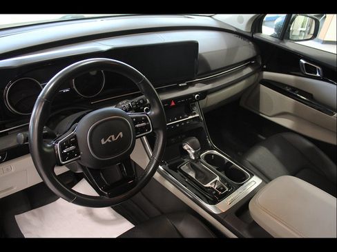 Used 2022 Kia Carnival EX FWD image 13