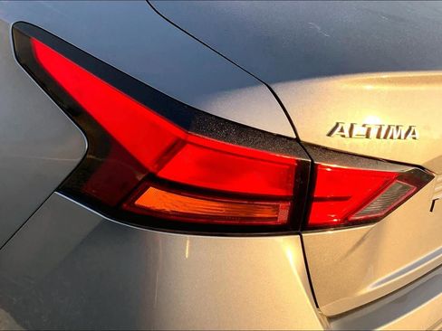 Used 2024 Nissan Altima 2.5 SL FWD image 27