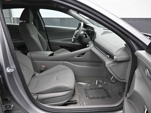 Used 2025 Hyundai Elantra SEL image 11
