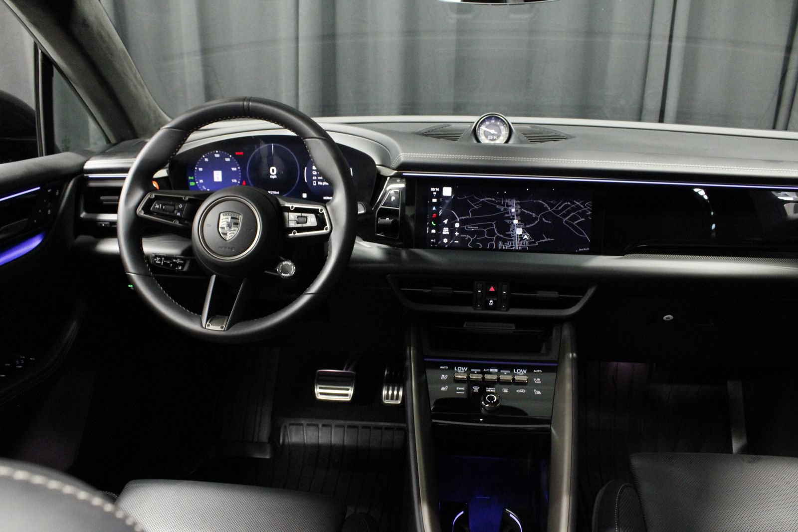 Certified 2025 Porsche Macan Turbo Electric AWD/4WD image 4