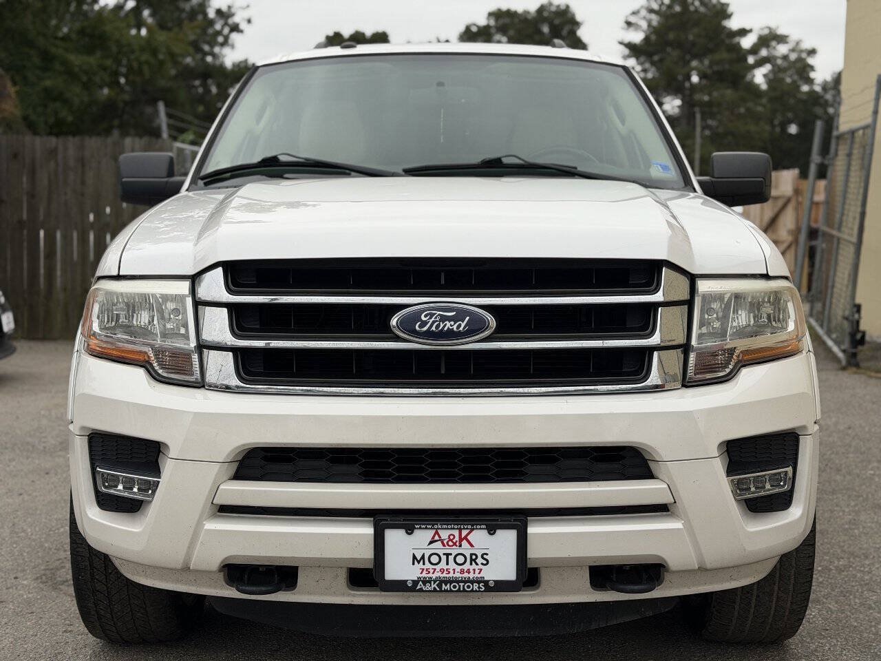Used 2016 Ford Expedition XLT w/ Equipment Group 202A AWD/4WD image 3