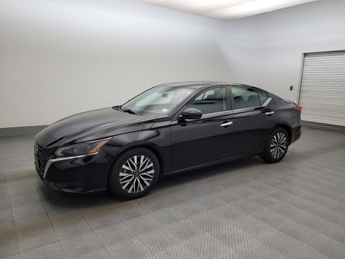 Used 2023 Nissan Altima 2.5 SV FWD image 2