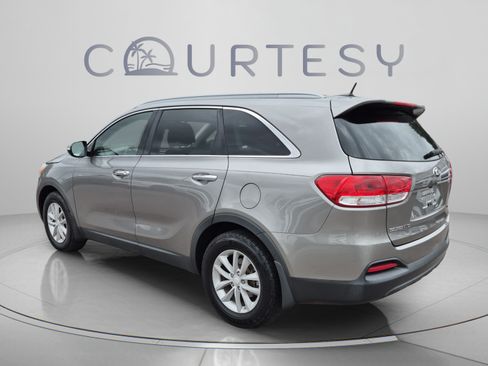 Used 2017 Kia Sorento FWD image 3