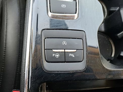 Used 2020 Ford Edge Titanium w/ Equipment Group 301A AWD/4WD image 16