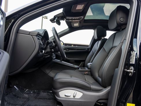 Certified 2025 Porsche Macan image 25