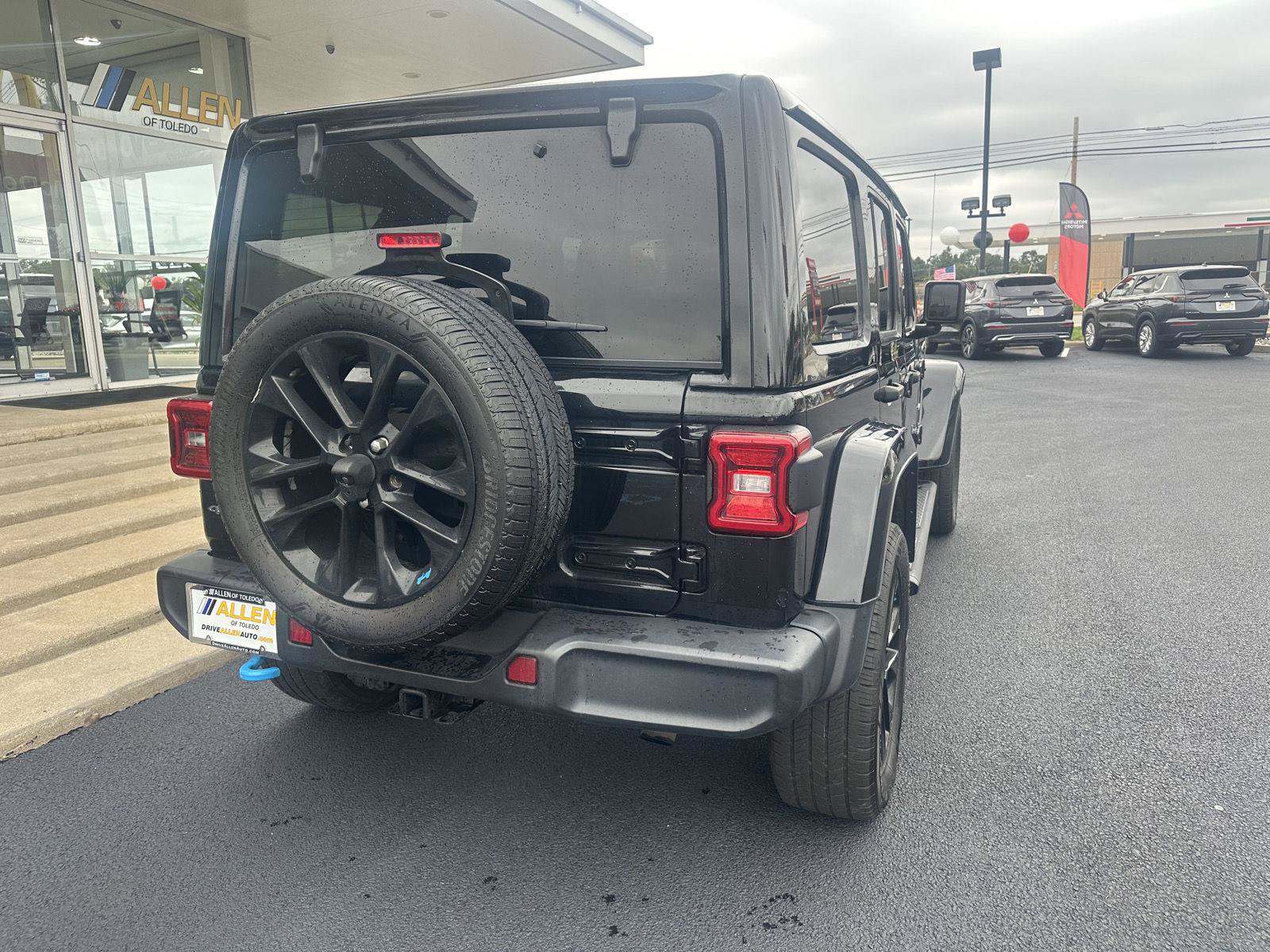 Used 2023 Jeep Wrangler Unlimited Sahara w/ Cold Weather Group AWD/4WD image 11