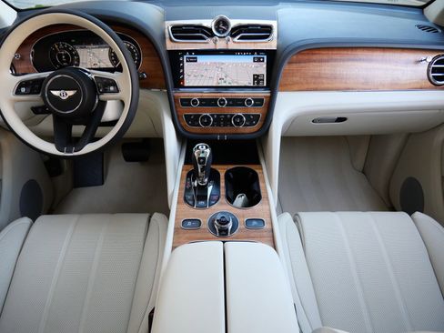 New 2025 Bentley Bentayga Plug-In Hybrid image 4