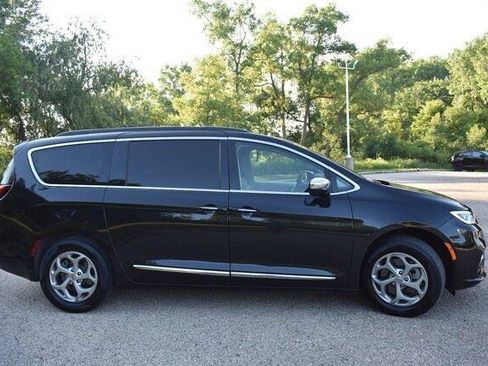 Used 2023 Chrysler Pacifica Limited AWD/4WD image 9