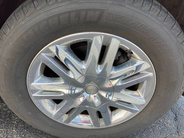 Used 2009 Chrysler Town & Country Limited w/ Entertainment Group #3 FWD image 27