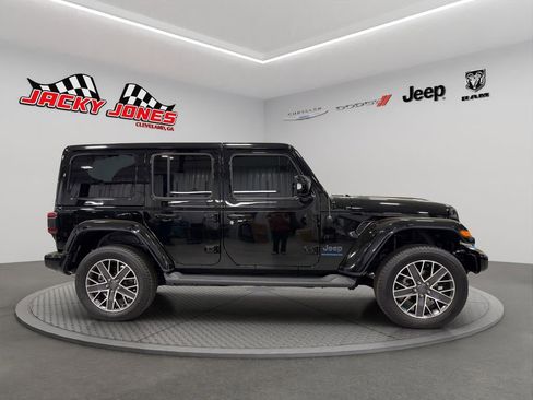 Used 2023 Jeep Wrangler Unlimited Sahara AWD/4WD image 12
