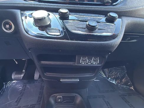 Used 2023 Chrysler Pacifica Touring FWD image 27