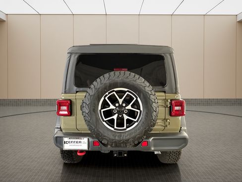 Used 2025 Jeep Wrangler Unlimited Rubicon AWD/4WD image 4