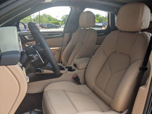 Certified 2025 Porsche Macan image 5