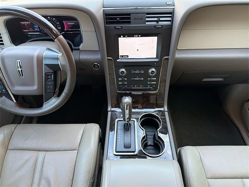Used 2016 Lincoln Navigator Select image 18