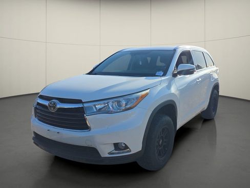 Used 2015 Toyota Highlander Limited w/ Driver Technology Package AWD/4WD image 3
