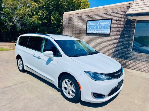 Used 2017 Chrysler Pacifica Touring-L w/ Tire & Wheel Group FWD image 1