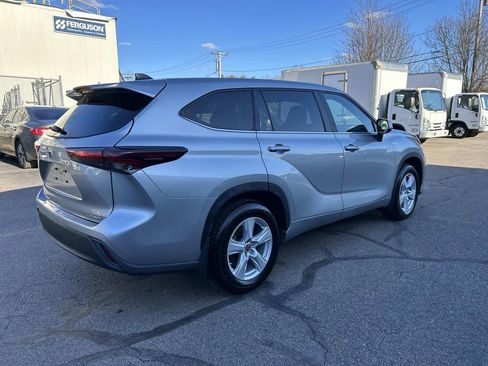 Used 2024 Toyota Highlander LE image 3