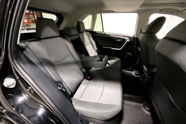 Certified 2020 Toyota RAV4 XLE w/ Convenience Package AWD/4WD image 28