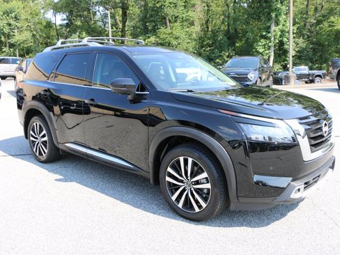 Used 2025 Nissan Pathfinder Platinum AWD/4WD image 9