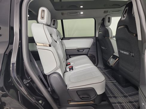 Used 2025 Rivian R1S Premium AWD/4WD image 23